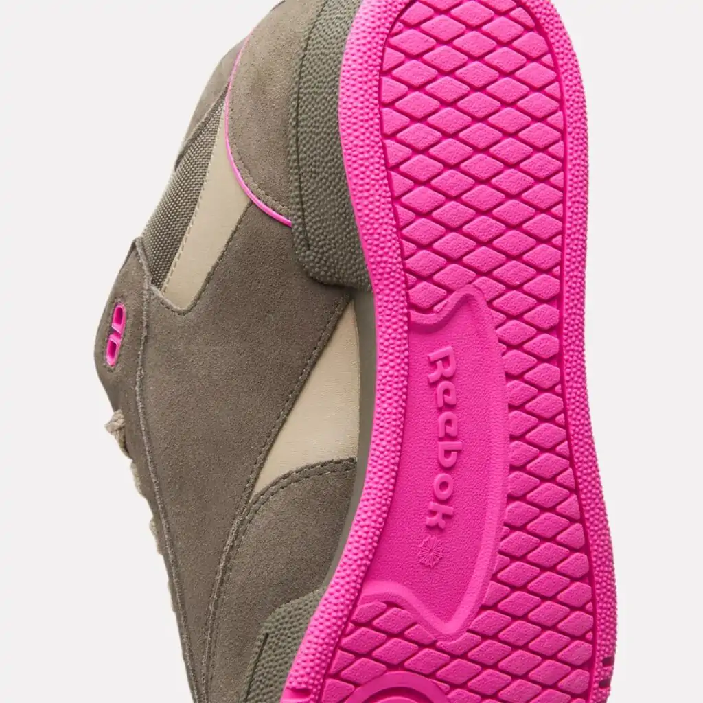 O Reebok Club C Bulc são puro estilo streetwear, misturando vibes do skate Y2K com a essência autêntica da Reebok. Esses kicks mantêm a vibe original com cores ousadas e uma sola de borracha que chama atenção.