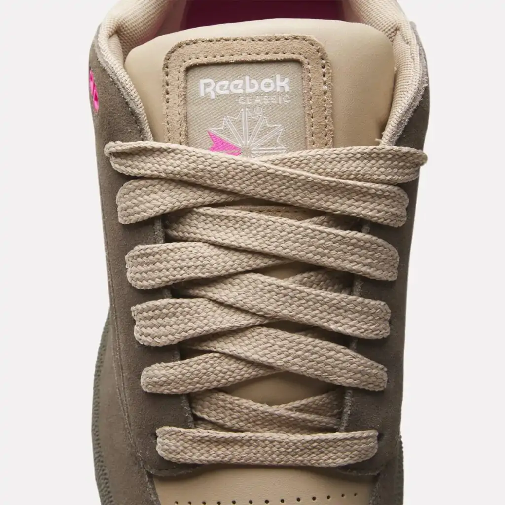 O Reebok Club C Bulc são puro estilo streetwear, misturando vibes do skate Y2K com a essência autêntica da Reebok. Esses kicks mantêm a vibe original com cores ousadas e uma sola de borracha que chama atenção.