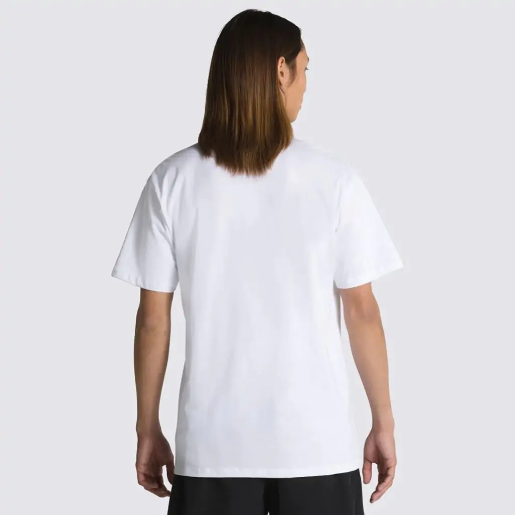 A camiseta Vans Off The Wall Classic é mais do que uma peça de roupa, é um símbolo da cultura skate e streetwear. Com seu design minimalista e a icônica logo "Off The Wall", essa camiseta é um clássico atemporal que nunca sai de moda.