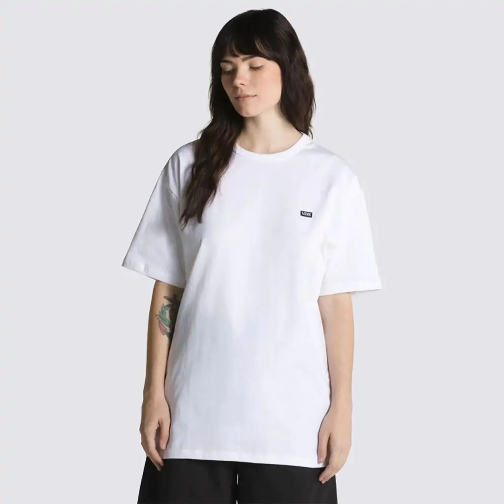 A camiseta Vans Off The Wall Classic é mais do que uma peça de roupa, é um símbolo da cultura skate e streetwear. Com seu design minimalista e a icônica logo "Off The Wall", essa camiseta é um clássico atemporal que nunca sai de moda.