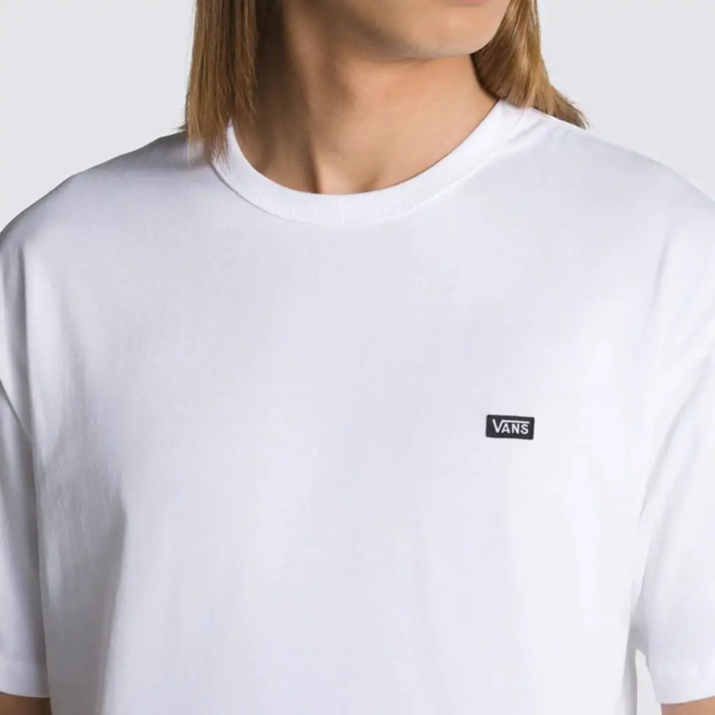 A camiseta Vans Off The Wall Classic é mais do que uma peça de roupa, é um símbolo da cultura skate e streetwear. Com seu design minimalista e a icônica logo "Off The Wall", essa camiseta é um clássico atemporal que nunca sai de moda.