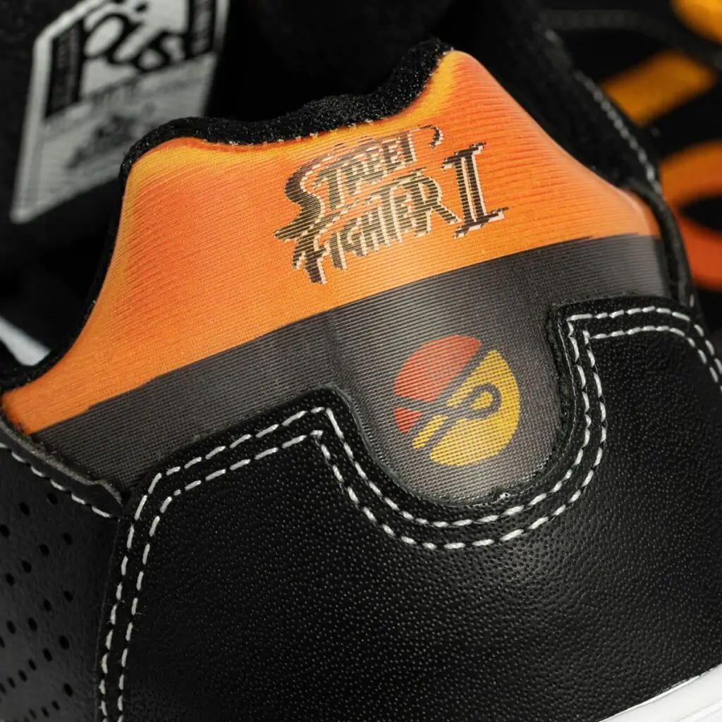 O Öus 2K STREET FIGHTER, o modelo institucional da colaboração, é uma verdadeira obra de arte para os fãs de Street Fighter. Confeccionado em camurça premium e com detalhes personalizados em alto relevo, cada par é uma celebração à rica história do jogo. As cores vibrantes, o logo icônico e a etiqueta especial tecida com o logo ÖUS Street Fighter 2 transformam esse tênis em uma peça única e colecionável. Além disso, o detalhe em lenticular e o cadarço extra adicionam um toque especial. Acompanha caixa exclusiva para guardar seu tesouro.