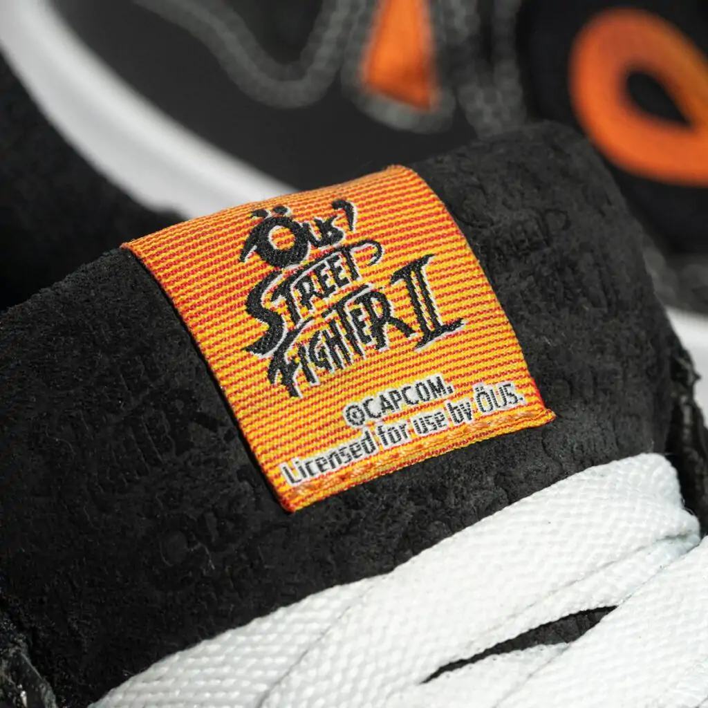 O Öus 2K STREET FIGHTER, o modelo institucional da colaboração, é uma verdadeira obra de arte para os fãs de Street Fighter. Confeccionado em camurça premium e com detalhes personalizados em alto relevo, cada par é uma celebração à rica história do jogo. As cores vibrantes, o logo icônico e a etiqueta especial tecida com o logo ÖUS Street Fighter 2 transformam esse tênis em uma peça única e colecionável. Além disso, o detalhe em lenticular e o cadarço extra adicionam um toque especial. Acompanha caixa exclusiva para guardar seu tesouro.