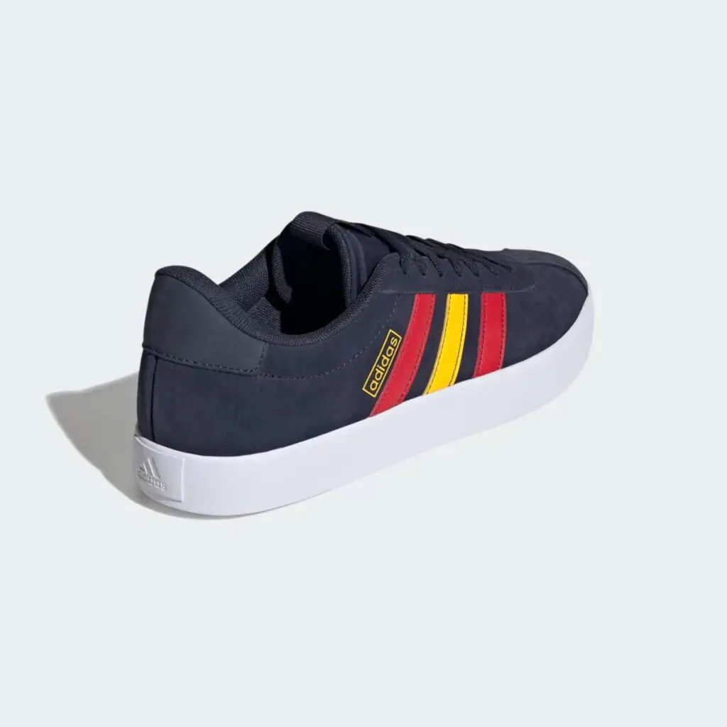 Despojado e refinado, o Adidas VL Court 3.0 combina estilo e conforto de maneira única. Com um design versátil, este tênis é fácil de personalizar para se adequar ao seu estilo pessoal. As icônicas Três Listras da Adidas, com contornos coloridos, destacam-se com elegância sobre o cabedal em couro macio, conferindo um toque moderno e sofisticado ao visual. O solado de borracha vulcanizada, inspirado no universo do skate, garante durabilidade e tração excepcionais. Por dentro, o amortecimento leve e o forro macio proporcionam um conforto superior, tornando-o ideal para o uso diário. Perfeito para quem busca uma combinação de estilo clássico e conforto contemporâneo.