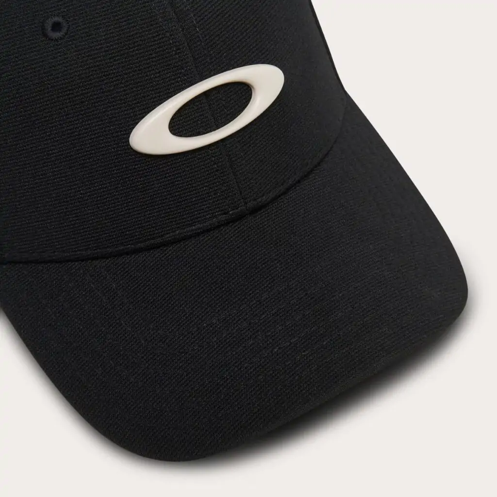 O boné Oakley Tincan na combinação de cores "Blackout / Light Gray" é a escolha perfeita para quem busca um acessório atemporal e elegante. Com seu design minimalista e materiais de alta qualidade, o Tincan se adapta a diversos estilos e ocasiões.