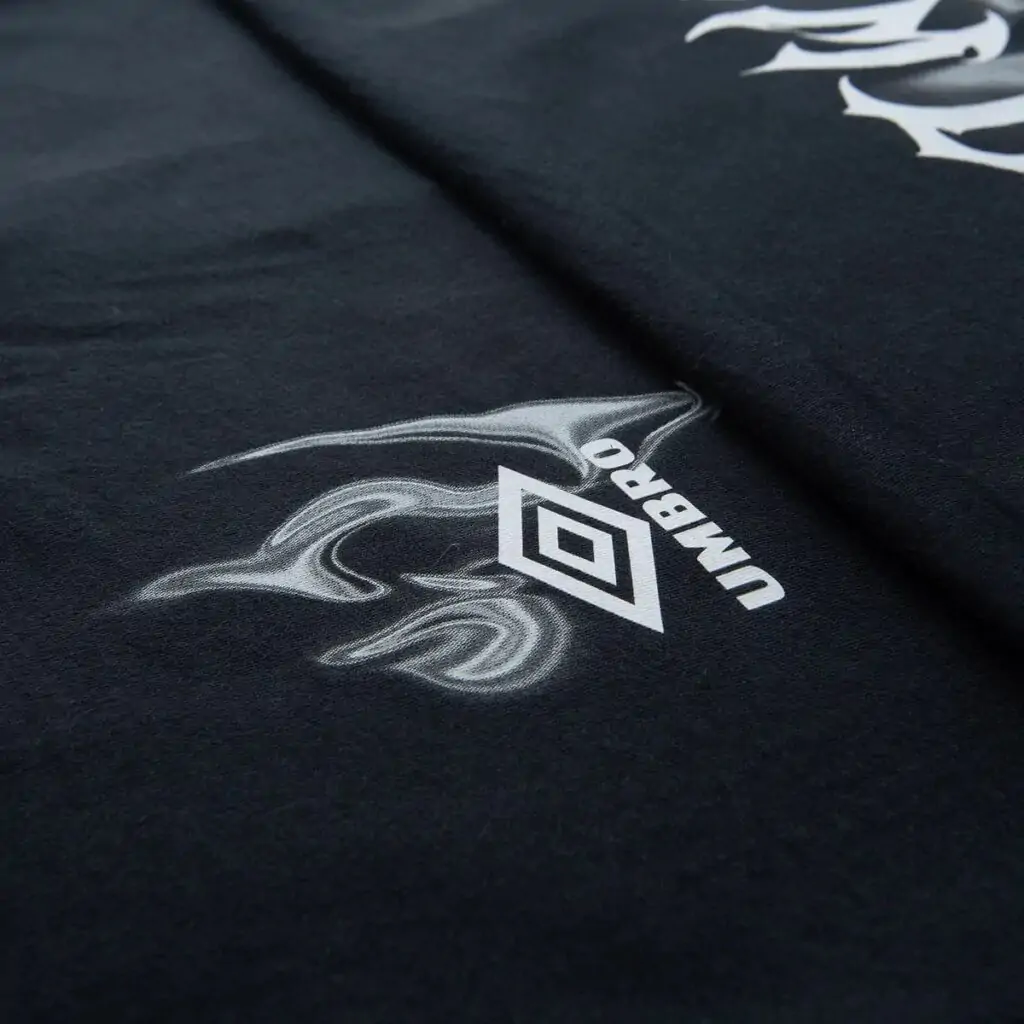 Mergulhe na vibração vibrante da cidade com a camiseta Umbro oversized da coleção Urban Glow. Esta peça é um tributo à energia e ao dinamismo dos jovens urbanos, capturando a essência das noites iluminadas por neon e a autenticidade de viver intensamente.