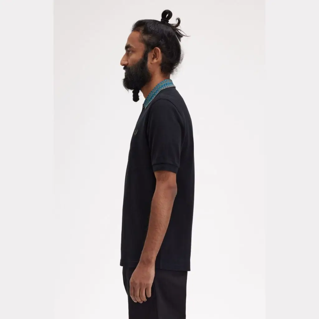 A Polo Fred Perry Jacquard é uma peça única que celebra a rica história da marca e a reinventa para os dias de hoje. Inspirada nas férias caribenhas de Fred Perry, essa polo apresenta um design jacquard no colarinho que captura a essência de um estilo de vida mais relaxado e sofisticado.