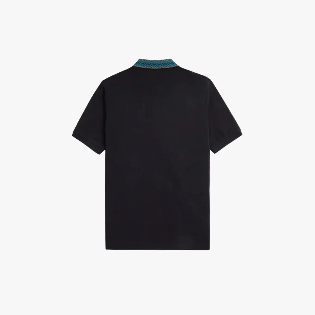 A Polo Fred Perry Jacquard é uma peça única que celebra a rica história da marca e a reinventa para os dias de hoje. Inspirada nas férias caribenhas de Fred Perry, essa polo apresenta um design jacquard no colarinho que captura a essência de um estilo de vida mais relaxado e sofisticado.