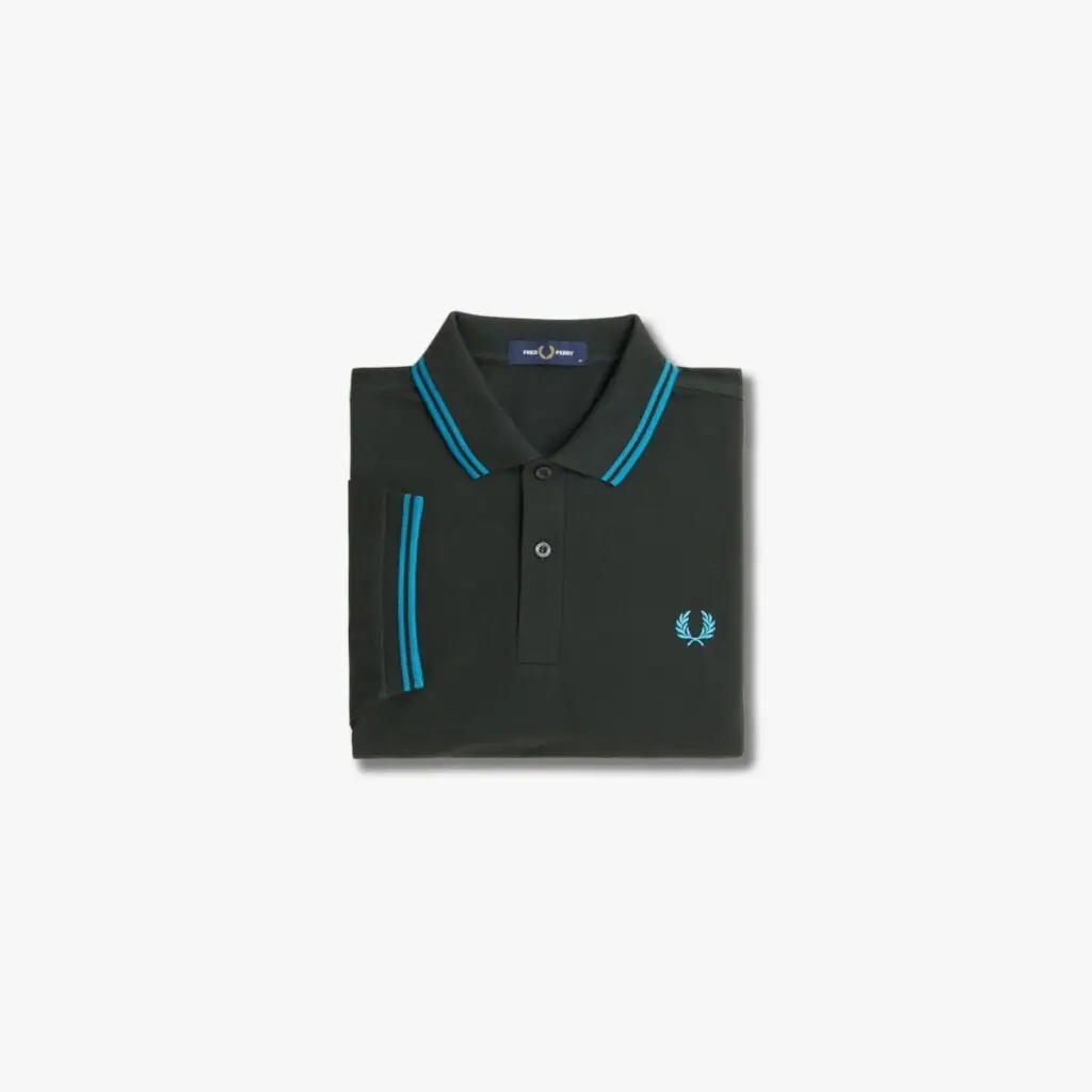 A Camiseta Polo Fred Perry Twin Tipped é uma peça icônica da marca, conhecida por seu design clássico e atemporal. Confeccionada em piqué de algodão premium, essa polo oferece conforto, durabilidade e um estilo sofisticado.