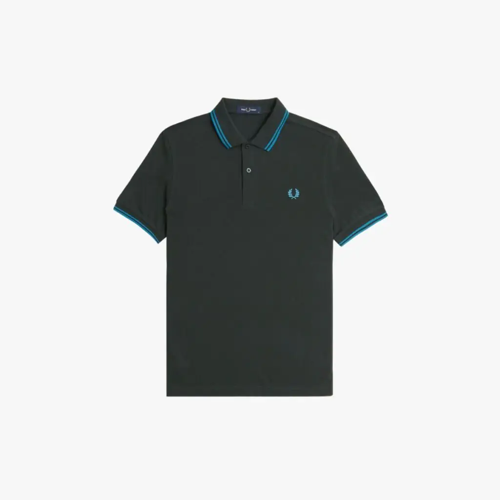 A Camiseta Polo Fred Perry Twin Tipped é uma peça icônica da marca, conhecida por seu design clássico e atemporal. Confeccionada em piqué de algodão premium, essa polo oferece conforto, durabilidade e um estilo sofisticado.