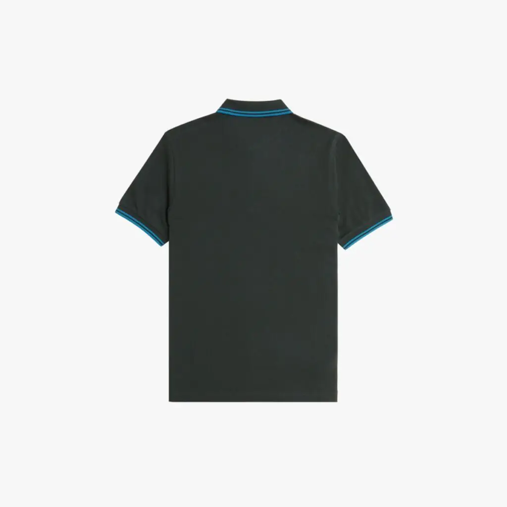 A Camiseta Polo Fred Perry Twin Tipped é uma peça icônica da marca, conhecida por seu design clássico e atemporal. Confeccionada em piqué de algodão premium, essa polo oferece conforto, durabilidade e um estilo sofisticado.