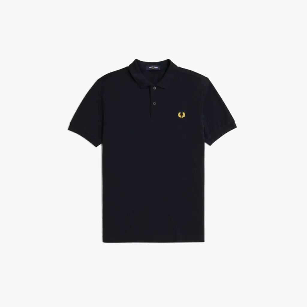 A Camiseta Polo Fred Perry M6000 é uma peça icônica da marca, conhecida por seu design clássico e atemporal. Confeccionada em piqué de algodão premium, essa polo oferece conforto, durabilidade e um estilo sofisticado.