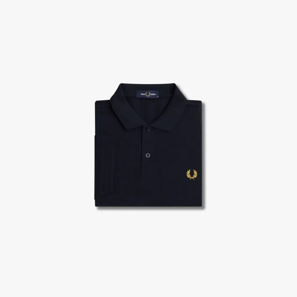 A Camiseta Polo Fred Perry M6000 é uma peça icônica da marca, conhecida por seu design clássico e atemporal. Confeccionada em piqué de algodão premium, essa polo oferece conforto, durabilidade e um estilo sofisticado.