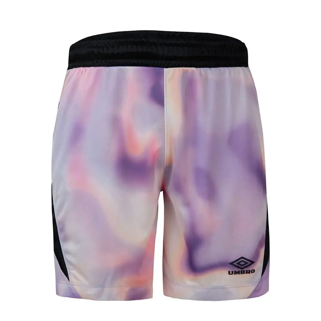 Eleve seu visual urbano com os shorts Umbro "Urban Glow", a peça essencial para quem busca combinar conforto e estilo na agitação da cidade. Parte da coleção Urban Glow, este modelo captura a essência vibrante e enérgica das noites urbanas, destacando-se com um design que reflete o brilho dos neons e a autenticidade da vida noturna.