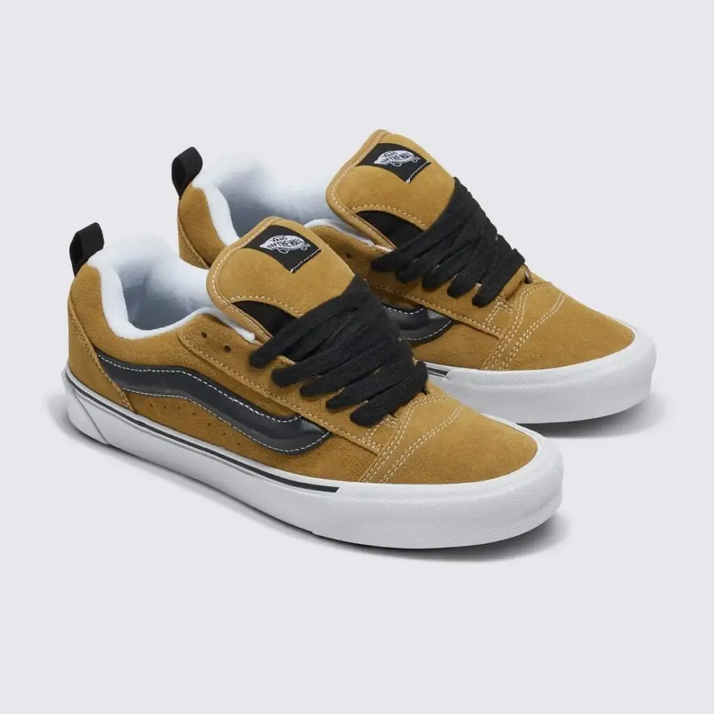 O Vans KNU Skool Antelope é uma releitura ousada do icônico Old Skool, trazendo um visual volumoso e cheio de personalidade. Inspirado no estilo dos anos 90, o KNU Skool se destaca por suas linhas robustas e design arrojado.