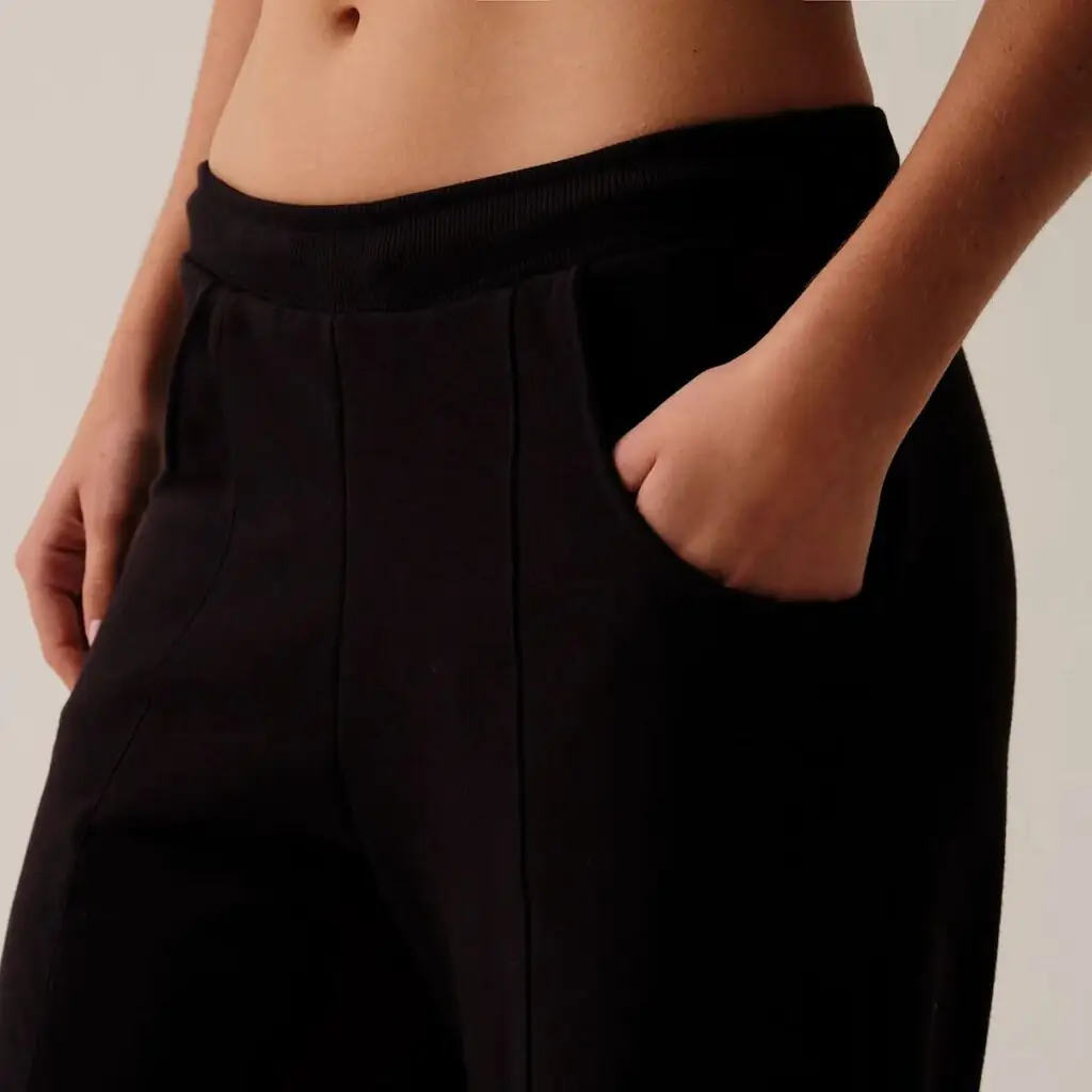A Calça Fila Union Classic é a peça que faltava para completar o seu look esportivo e casual. Com design atemporal e confeccionada com materiais de alta qualidade, essa calça une o conforto do moletom com a autenticidade da marca Fila.