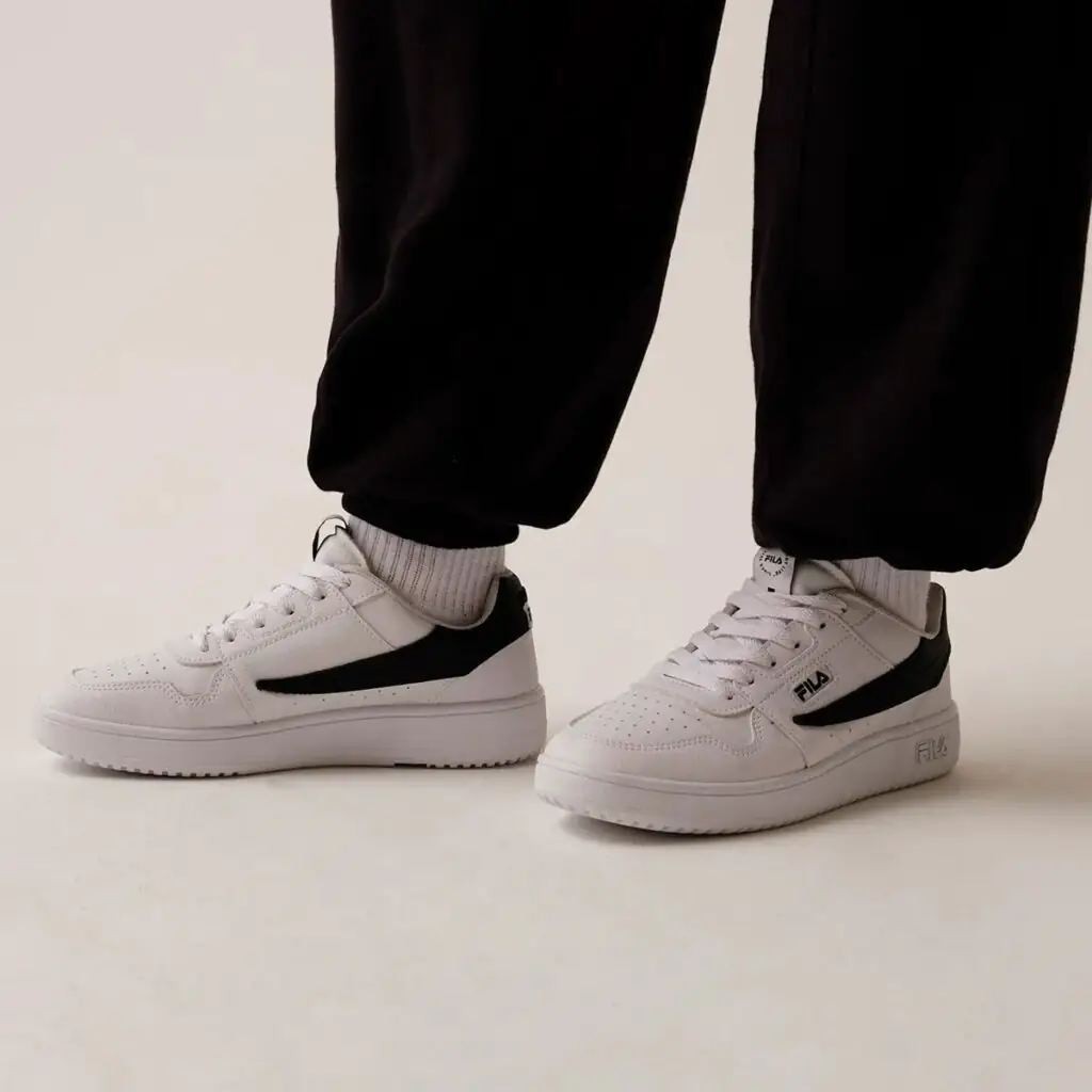 A Calça Fila Union Classic é a peça que faltava para completar o seu look esportivo e casual. Com design atemporal e confeccionada com materiais de alta qualidade, essa calça une o conforto do moletom com a autenticidade da marca Fila.