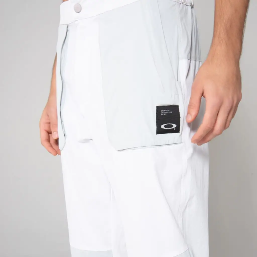 A Calça Oakley Space é muito mais do que apenas uma peça de roupa. É uma verdadeira jornada espacial para o seu guarda-roupa. Inspirada nos 55 anos do pouso na Lua, essa calça une o conforto do futuro com o estilo do passado, resultando em uma peça única e versátil.