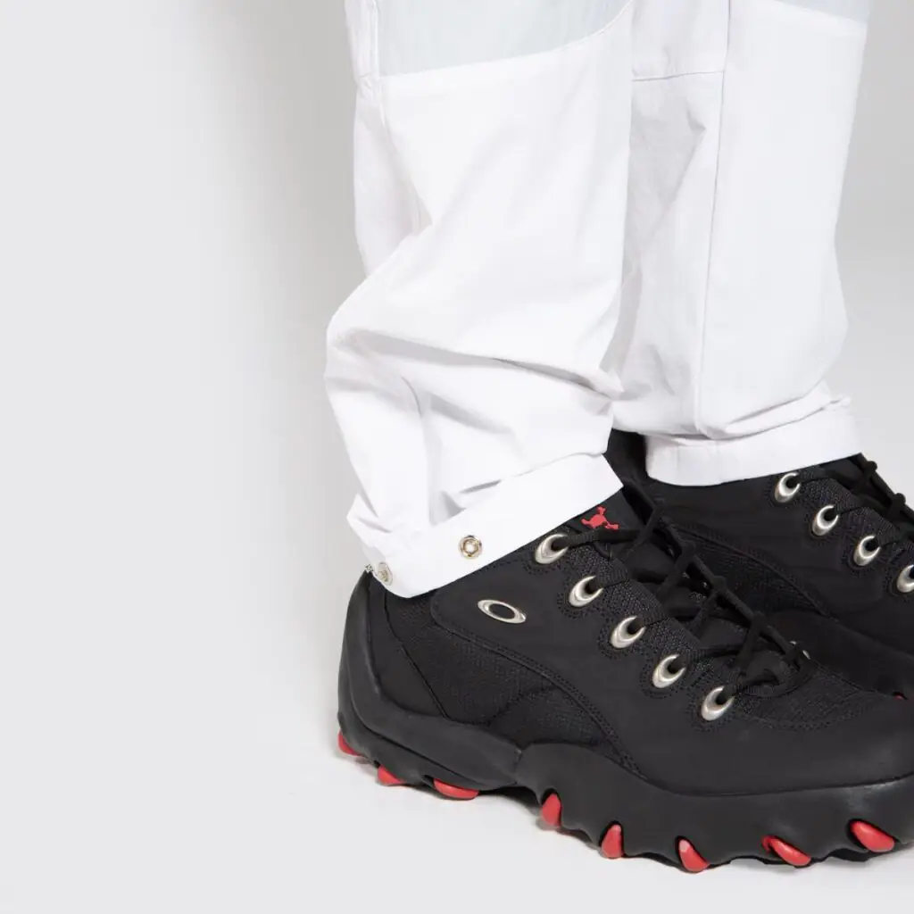 A Calça Oakley Space é muito mais do que apenas uma peça de roupa. É uma verdadeira jornada espacial para o seu guarda-roupa. Inspirada nos 55 anos do pouso na Lua, essa calça une o conforto do futuro com o estilo do passado, resultando em uma peça única e versátil.