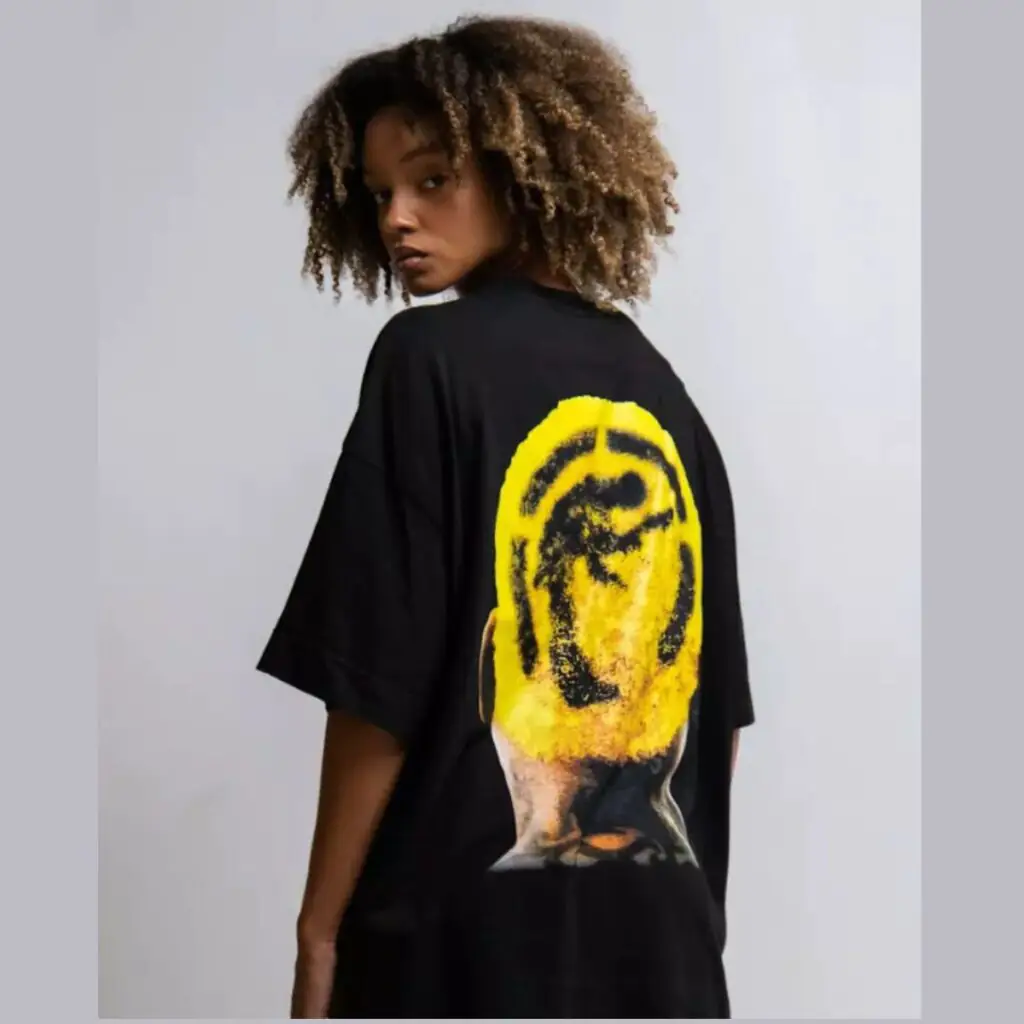 A camiseta Dennis Rodman Respect Brand é uma peça de streetwear inspirada no lendário jogador de basquete. Com um design moderno e confortável, a camiseta apresenta a icônica imagem de Rodman, combinada com o logo da marca Respect.