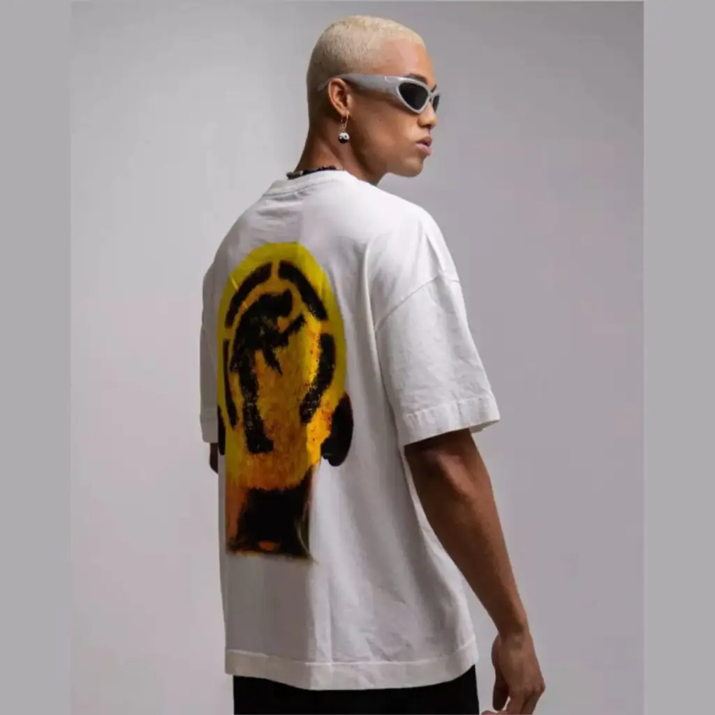 A camiseta Dennis Rodman Respect Brand é uma peça de streetwear inspirada no lendário jogador de basquete. Com um design moderno e confortável, a camiseta apresenta a icônica imagem de Rodman, combinada com o logo da marca Respect.