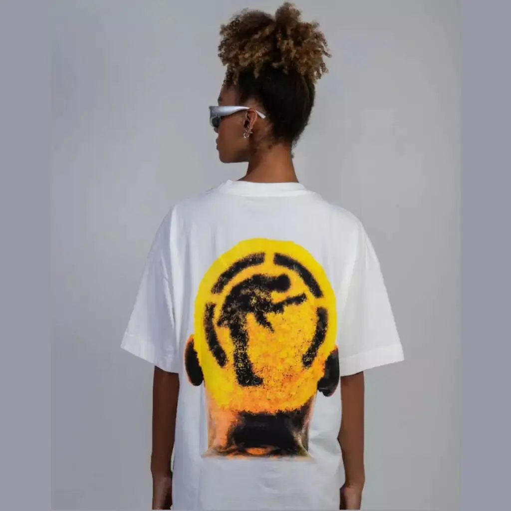 A camiseta Dennis Rodman Respect Brand é uma peça de streetwear inspirada no lendário jogador de basquete. Com um design moderno e confortável, a camiseta apresenta a icônica imagem de Rodman, combinada com o logo da marca Respect.