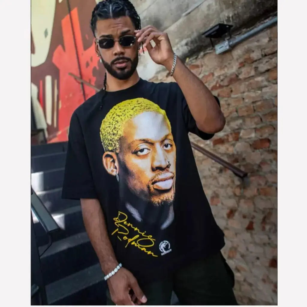 A camiseta Dennis Rodman Respect Brand é uma peça de streetwear inspirada no lendário jogador de basquete. Com um design moderno e confortável, a camiseta apresenta a icônica imagem de Rodman, combinada com o logo da marca Respect.