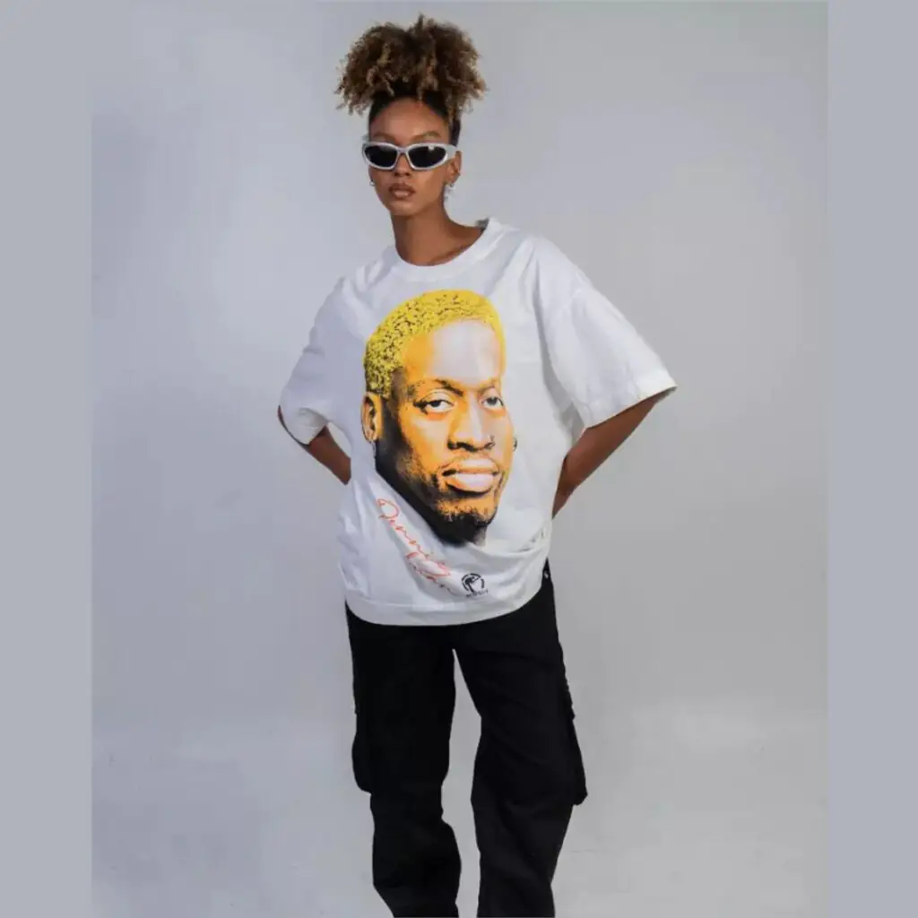 A camiseta Dennis Rodman Respect Brand é uma peça de streetwear inspirada no lendário jogador de basquete. Com um design moderno e confortável, a camiseta apresenta a icônica imagem de Rodman, combinada com o logo da marca Respect.