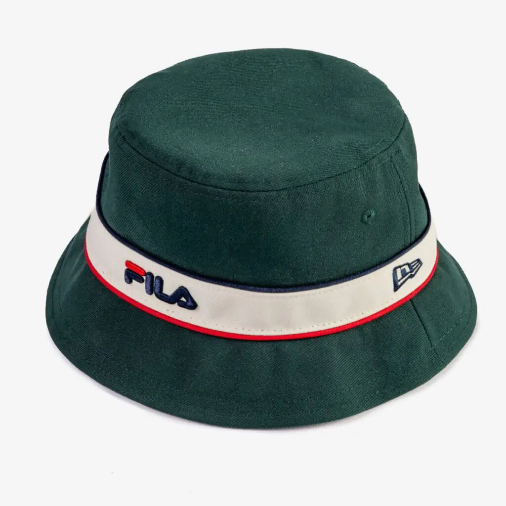 A colaboração entre a Fila e a New Era resultou em uma linha de chapéus que une a tradição e o estilo de duas marcas icônicas do streetwear. Essa parceria traz peças únicas que celebram a cultura do hip hop e a moda urbana dos anos 80 e 90.