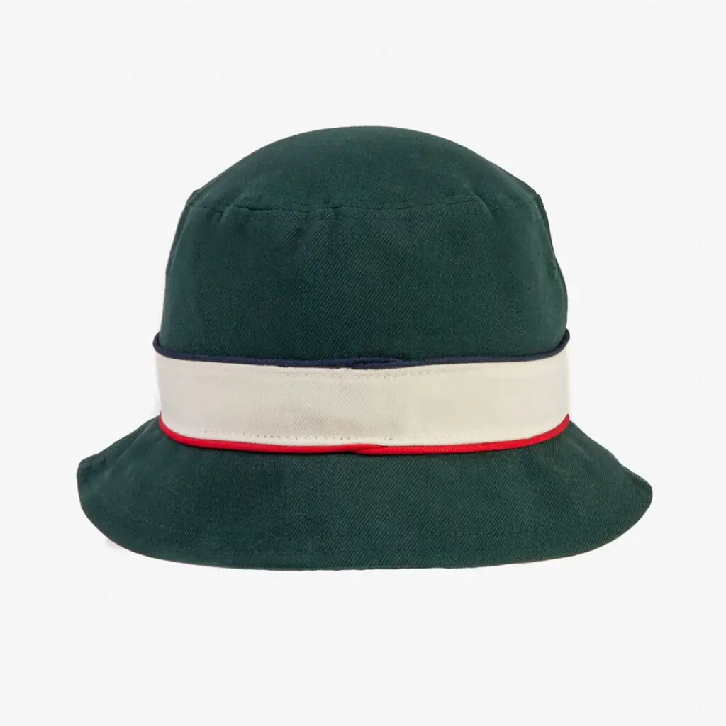 A colaboração entre a Fila e a New Era resultou em uma linha de chapéus que une a tradição e o estilo de duas marcas icônicas do streetwear. Essa parceria traz peças únicas que celebram a cultura do hip hop e a moda urbana dos anos 80 e 90.