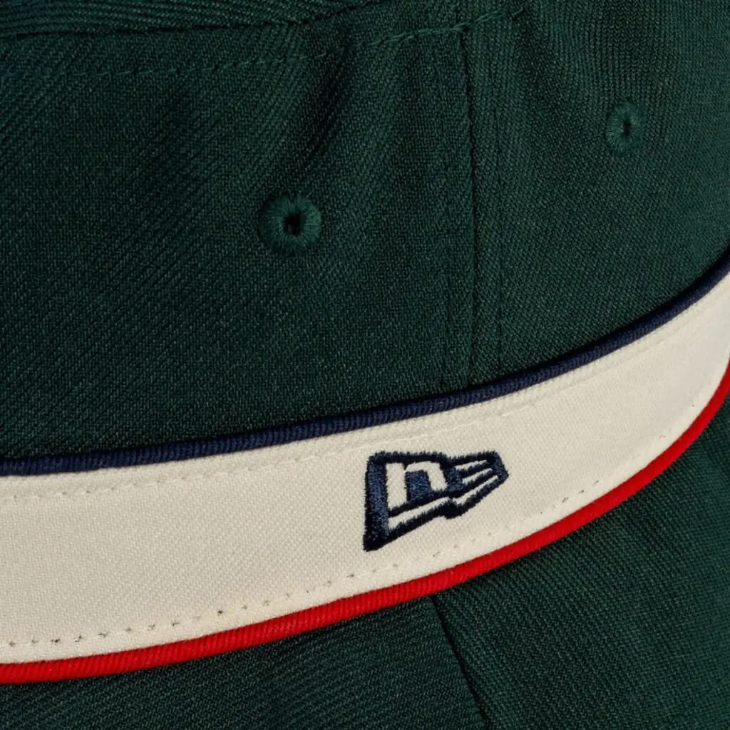 A colaboração entre a Fila e a New Era resultou em uma linha de chapéus que une a tradição e o estilo de duas marcas icônicas do streetwear. Essa parceria traz peças únicas que celebram a cultura do hip hop e a moda urbana dos anos 80 e 90.