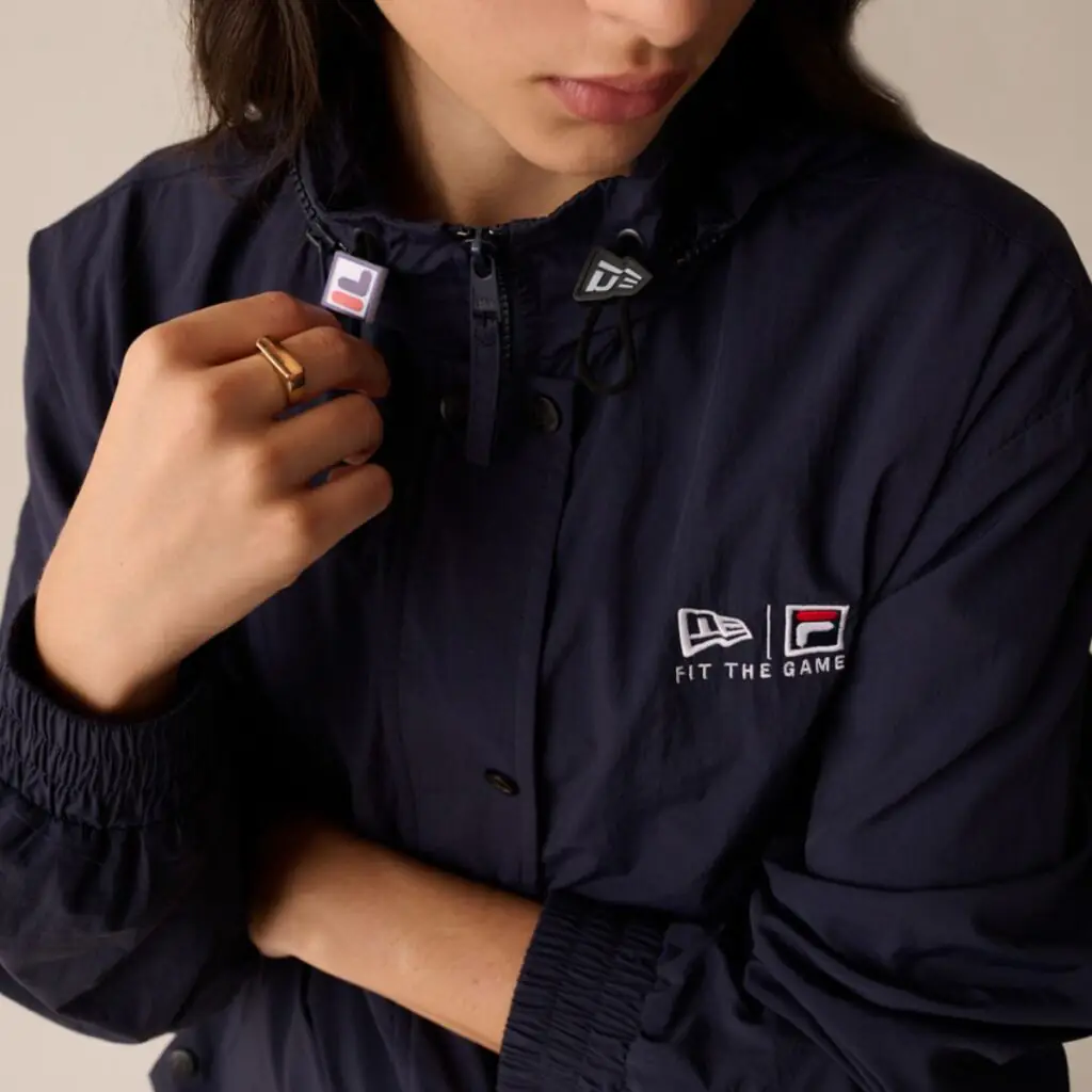 A jaqueta Fila x New Era é uma fusão perfeita entre duas marcas icônicas, resultando em uma peça que celebra a história do esporte e da moda streetwear. Essa colaboração única traz um design atemporal com um toque moderno, ideal para quem busca um visual autêntico e cheio de estilo.