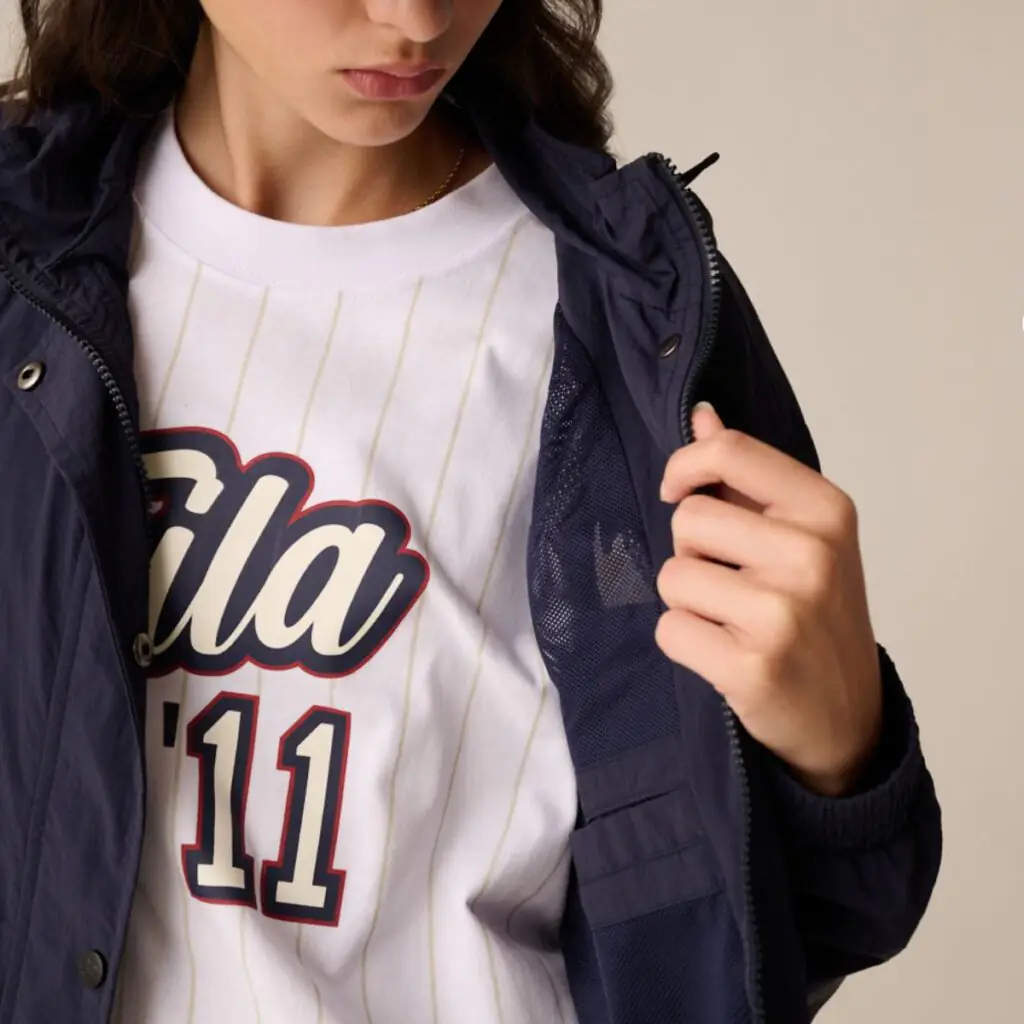 A jaqueta Fila x New Era é uma fusão perfeita entre duas marcas icônicas, resultando em uma peça que celebra a história do esporte e da moda streetwear. Essa colaboração única traz um design atemporal com um toque moderno, ideal para quem busca um visual autêntico e cheio de estilo.
