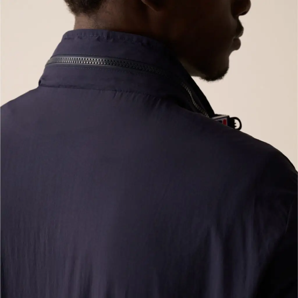A jaqueta Fila x New Era é uma fusão perfeita entre duas marcas icônicas, resultando em uma peça que celebra a história do esporte e da moda streetwear. Essa colaboração única traz um design atemporal com um toque moderno, ideal para quem busca um visual autêntico e cheio de estilo.
