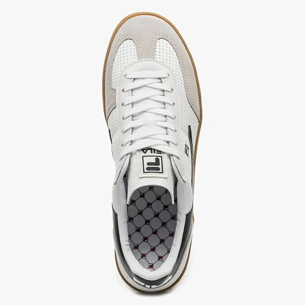 O Fila FX Court 70 Vintage é um tênis que combina o charme atemporal dos modelos de tênis dos anos 70 com a modernidade e o conforto dos dias atuais. Inspirado nos clássicos do tênis, esse modelo da Fila traz um design clean e elegante, perfeito para quem busca um calçado versátil e com estilo.