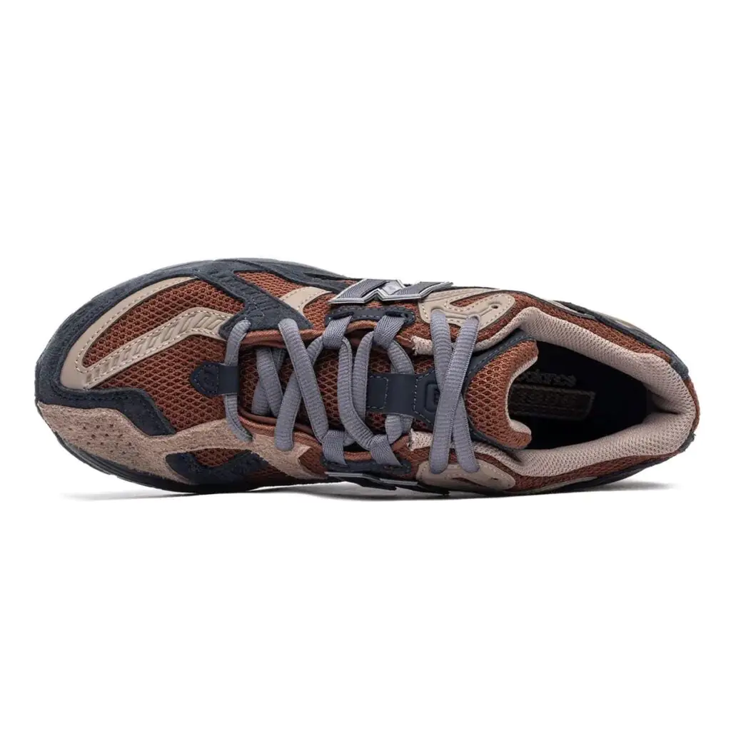 O New Balance 1906 "Rich Oak Phantom" é um tênis que combina o melhor dos dois mundos: o design clássico e a tecnologia moderna. Inspirado em modelos de running dos anos 2000, o 1906 traz um visual atemporal com um toque contemporâneo, perfeito para quem busca um tênis versátil e confortável.