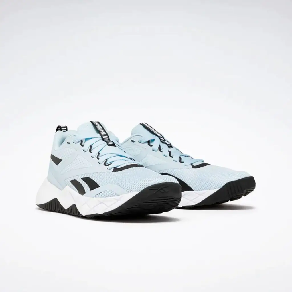O Reebok Nano Flex TR é um tênis versátil e funcional, projetado para acompanhar seus treinos mais intensos. Inspirado na linha Nano, um dos modelos mais populares da Reebok, o Nano Flex TR oferece um excelente equilíbrio entre desempenho, conforto e durabilidade.