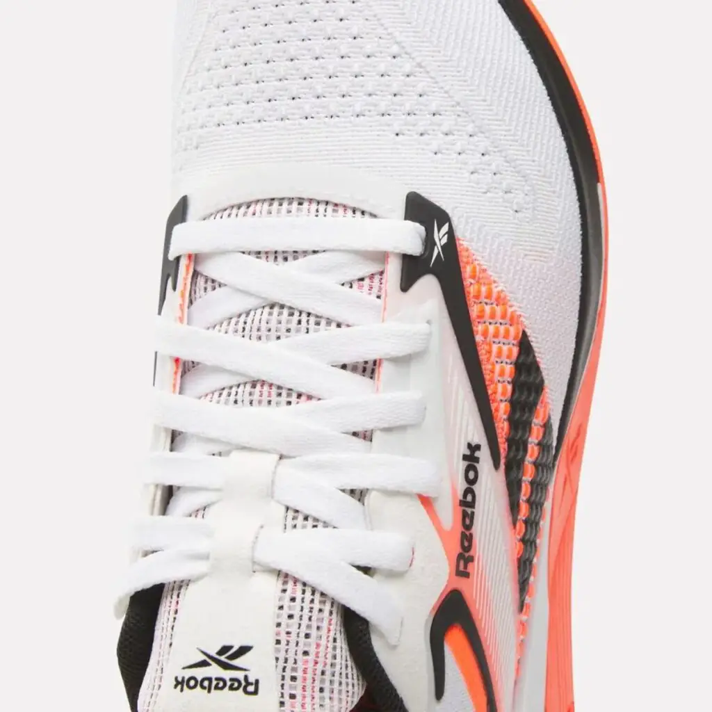 O Reebok Nano X4 é a mais recente adição à icônica linha Nano, projetada para oferecer o máximo em desempenho, conforto e durabilidade para seus treinos mais intensos. Seja você um atleta de CrossFit, praticante de musculação ou entusiasta de treinos funcionais, o Nano X4 é o parceiro ideal para alcançar seus objetivos.