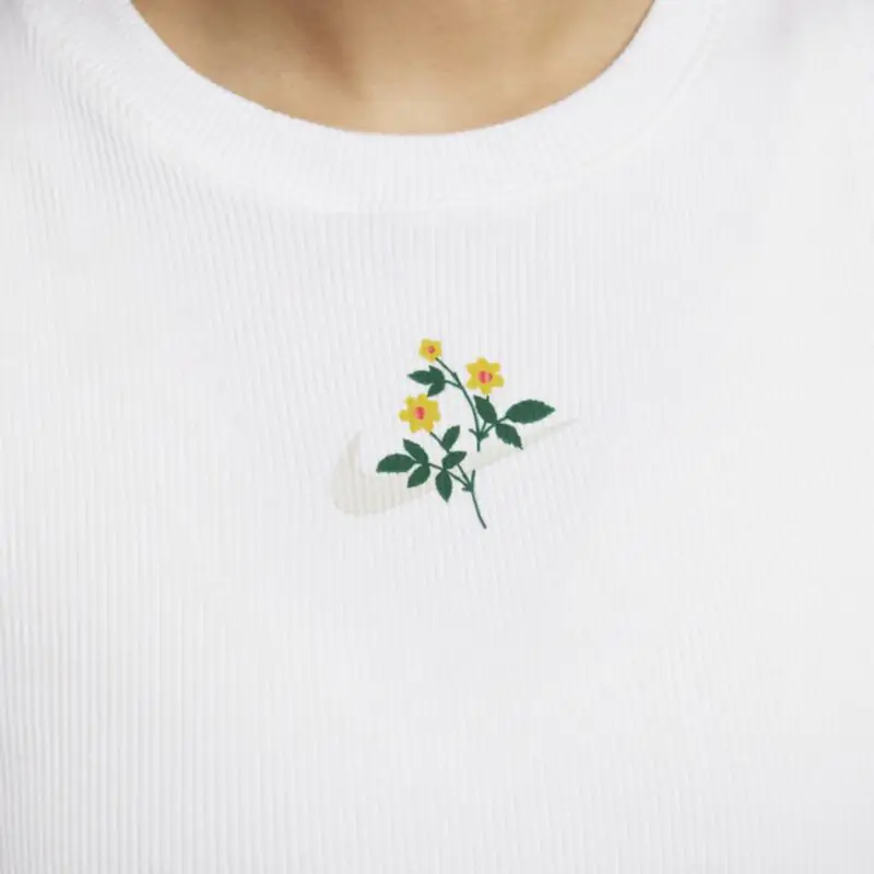 Camiseta Nike Sportswear Essential Cropped