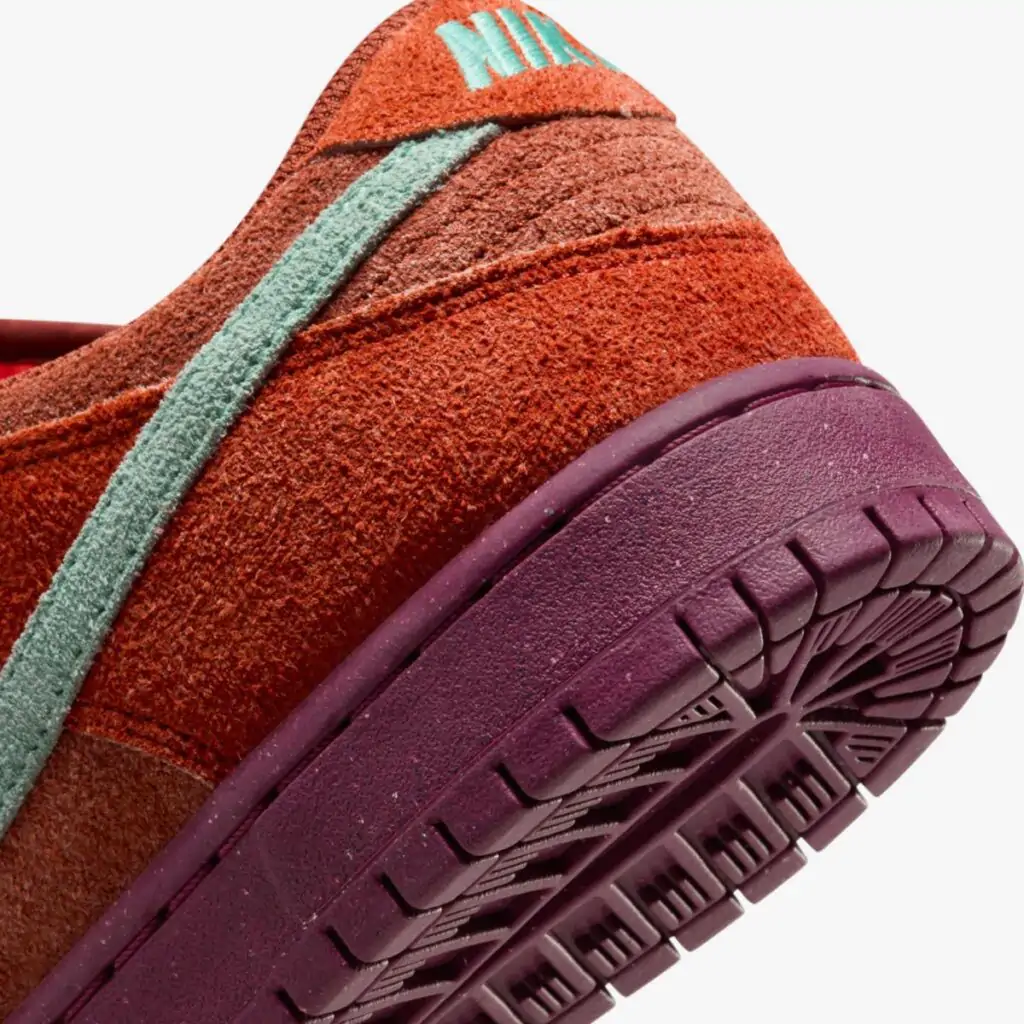 Nike SB Dunk Low "Mystic Red Rosewood"
